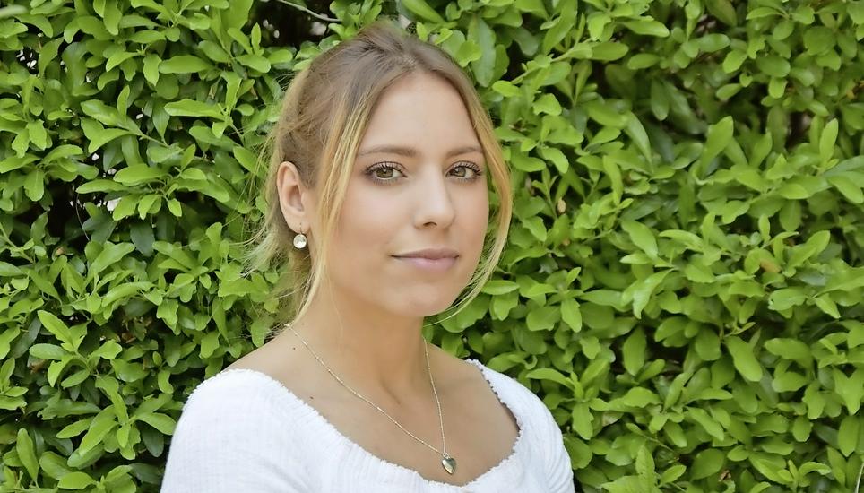 Wartet seit vier Jahren auf eine Spenderniere: Florence Gomez im Garten vor ihrem Haus im Kanton Zug. Bild: Andrea Tedeschi