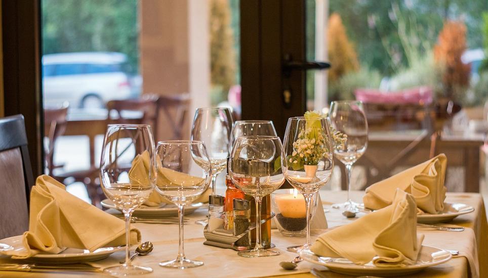 Die Restaurants in der Schweiz dürfen ab dem 11. Mai wieder öffnen. Vorerst dürfen aber nur vier Personen an einem Tisch sitzen. Bild: Pixabay