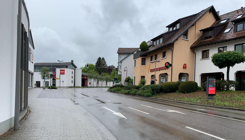 Normalerweise fahren täglich 20'000 Fahrzeuge durch Jestetten - jetzt herrscht gespenstische Leere. Bild: Ralph Denzel