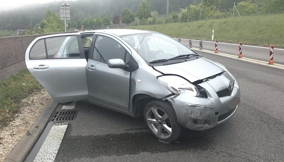 Das Auto kam erst auf der Gegenfahrbahn zum Stillstand. Bild: SHPol
