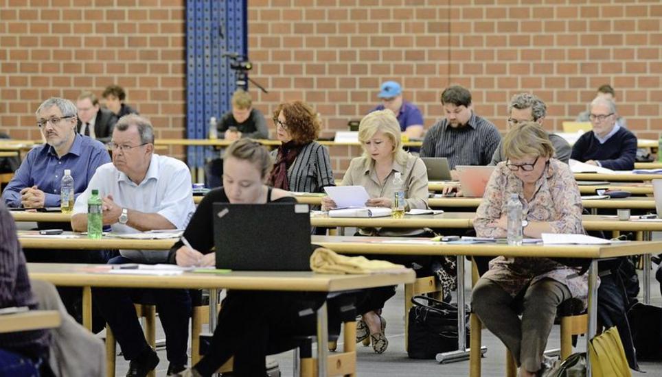 Abstand wahren: Kantonsräte und, ganz hinten, Medienleute gestern in der Dreifachhalle auf der Breite. Bild: Zeno Geisseler
