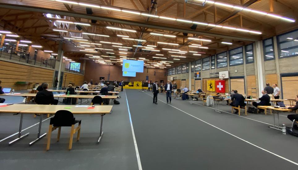 Dreifachsporthalle anstatt Rathauslaube: Der Kantonsrat traf sich am Montag in der Turnhalle auf der Breite Bild: Zeno Geisseler