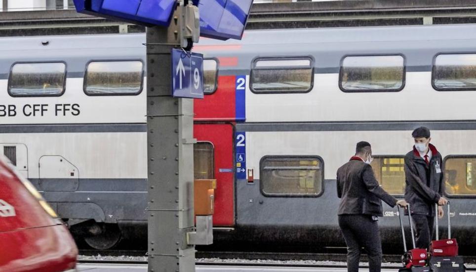 Fachleute vermuten: So lang es keinen Impfstoff und keine hochwirksamen Medikamente gibt, wird der ÖV mit einem Rückgang leben müssen. Bild: Key