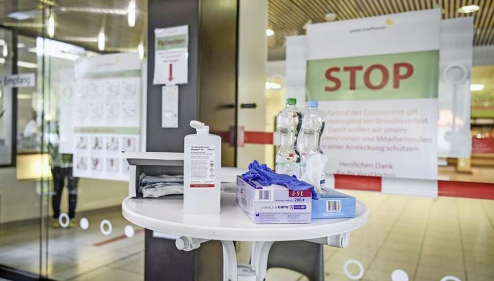 Maskenpflicht, Handdesinfektion, eingeschränkte Besuchsrechte: Am Spital bleiben die Sicherheitsvorschriften wohl noch lange in Kraft. Bild: Melanie Duchene