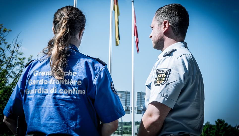 Um über die Grenze gelassen zu werden, muss eine Deklaration ausgefüllt werden.