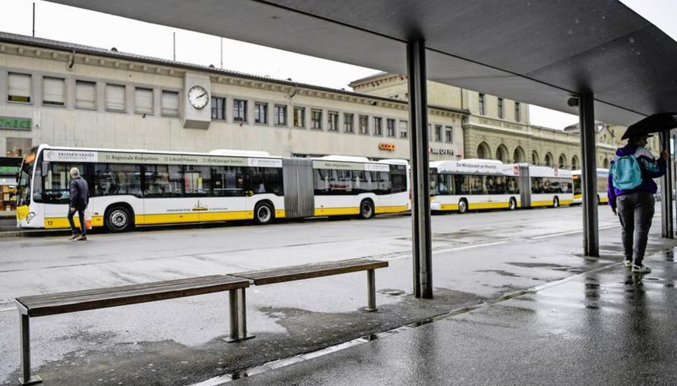 An der Bahnhofstrasse stehen grössere Sanierungsarbeiten an: Zuerst werden die Werkleitungen saniert und die Lade-Infrastruktur für die neuen Elektrobusse eingebaut. Erst in einem zweiten Schritt werden der Strassenoberbau und die Personenunterstände erneuert. Bild: Melanie Duchene
