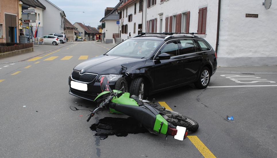 Das Motorrad musste mit einem Totalschaden abtransportiert werden. Bild: SHPol