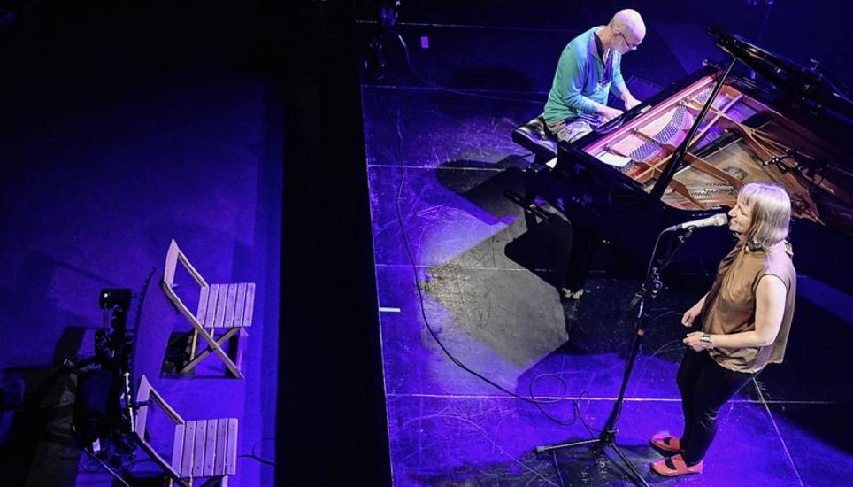 Eine frische Perspektive auf die Jazzklassiker von Nat King Cole brachte das Duo Soraya Berent und Michel Wintsch. Bild: Melanie Duchene