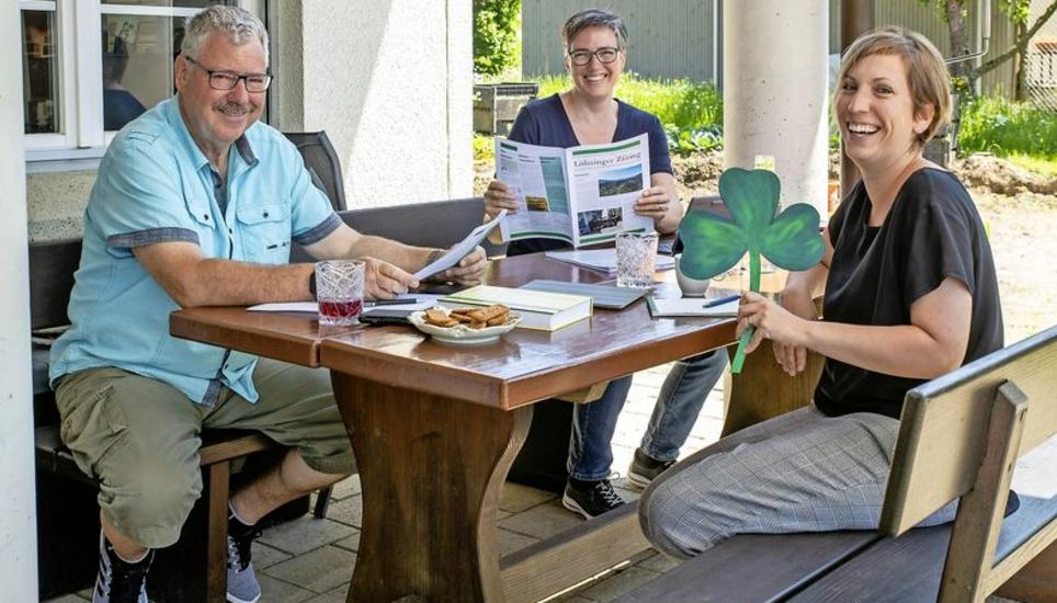 Markus Müller, Sonja Müller und Fränzi Egloff (v. l.) planen die nächste Ausgabe der «Löhninger Ziiting». Bild: Roberta Fele
