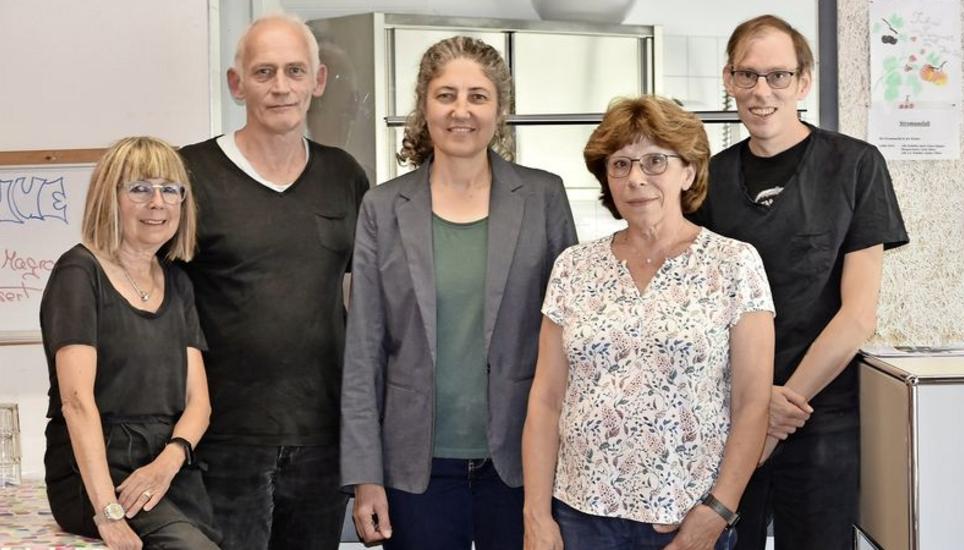Das Team des B45 mit Ruth Bancroft, Urs Baur, Simone Piatti, Marlies Windler und Dani Oberhofer (v. l.) haben die Eltern letzte Woche über die Schliessung des Mittagstisches informiert. Bild: Jurga Wüger