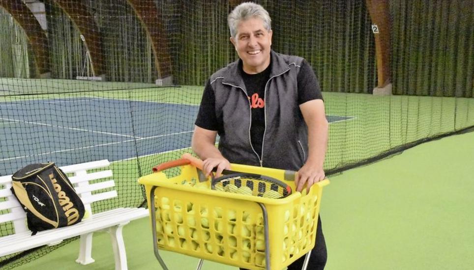 Tennislehrer Dieter Forster, hier in der kürzlich renovierten Tennishalle Schweizersbild, hat seinen Optimismus in der langen tennislosen Zeit nicht verloren. Bild: hcs.
