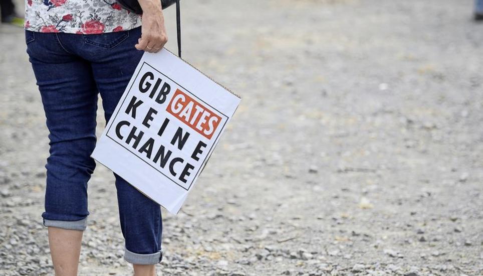 Bill Gates als Feindbild: Eine Lockdown-Gegnerin bei einer Demonstration in Stuttgart am 9. Mai 2020. Bild: Key