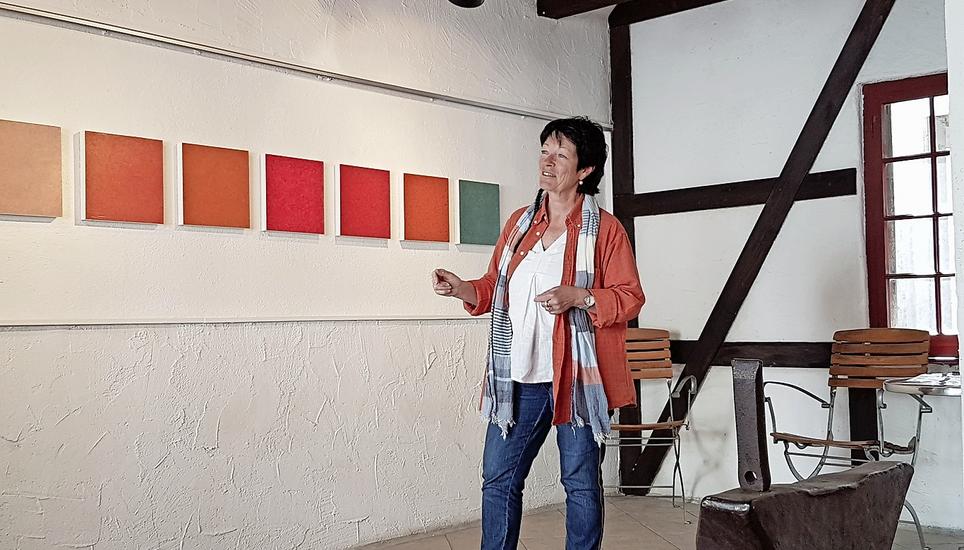 Die Künstlerin Brigitte Pfister in der Alten Schmiede Büsingen. Bild: Schi