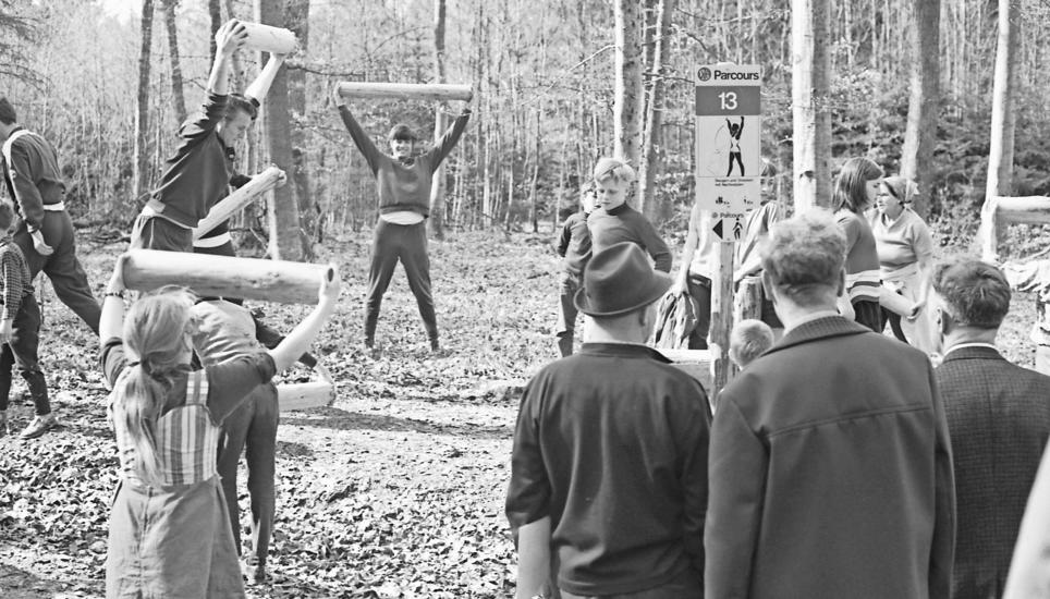 Sportliche Betätigung auf dem Feuerthaler Vita Parcours bei seiner Einweihung vor 50 Jahren. Nach wie vor erfreut sich das Fitnessangebot grosser Beliebtheit. Bild: zvg