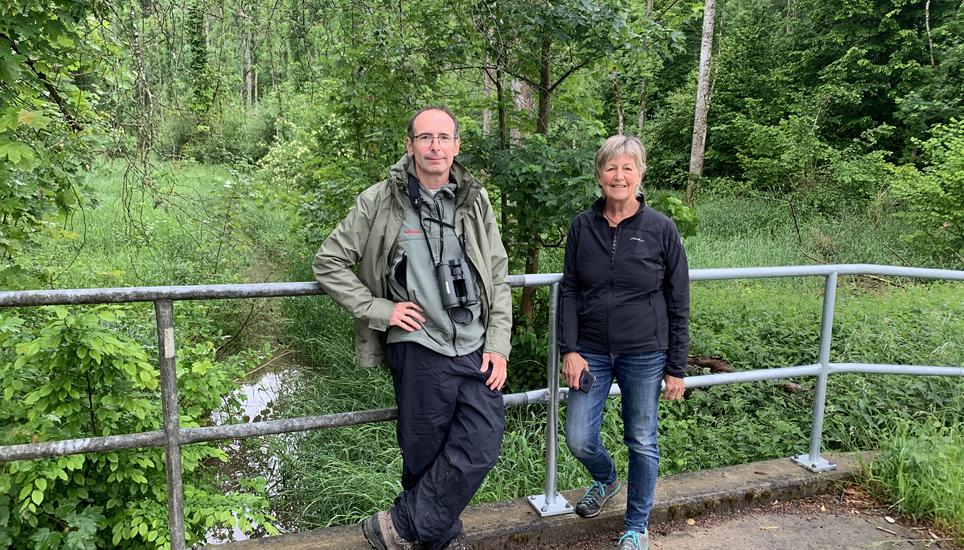 Matthias Griesser und Vreni Hauser vom Andelfinger Naturschutzverein freuen sich, dass die Natur-App so gut ankommt. Bild: Radio Munot