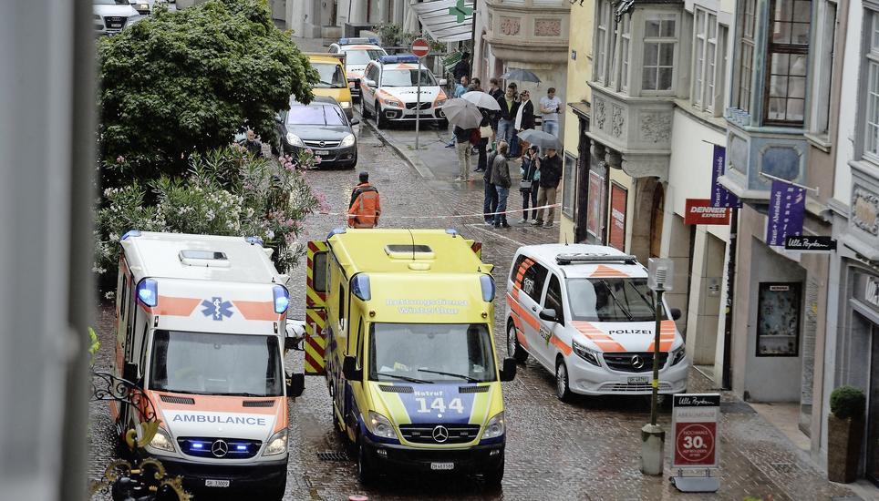 Ein Grossaufgebot an Ambulanz und Polizei traf nach der Kettensäge-Attacke vom 24. Juli 2017 in Schaffhausen ein. Archivbild: Selwyn Hoffmann