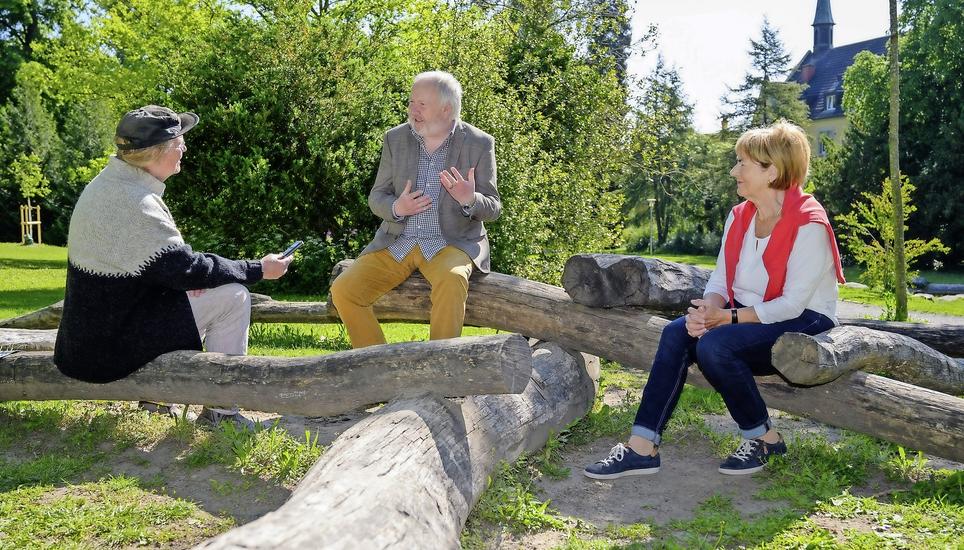 Daniel Müller und Ursula Hafner-Wipf beim Gespräch im Fäsenstaubpark am Rande der Altstadt von Schaffhausen. Bilder: Michael Kessler
