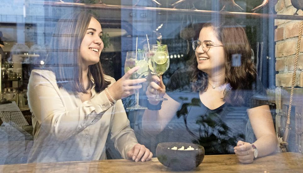 Kira Eckert (links) und Pascale Ita genossen am Wochenende, wie zahlreiche andere Schaffhauser, das langsam zurückkehrende Nachtleben und stiessen in der «Theke» miteinander an. Bilder: Flavia Grossenbacher