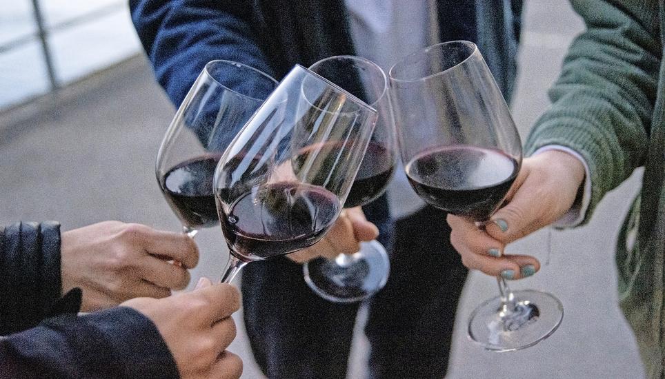 Und dann liess die Gruppe zur Feier des Tages die Gläser mit dem Rotwein klingen.