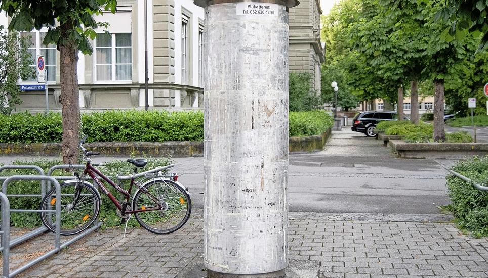 Grosse Events fallen trotz Lockerungen aus: Das zeigt die leere Plakatsäule beim Bachschulhaus.