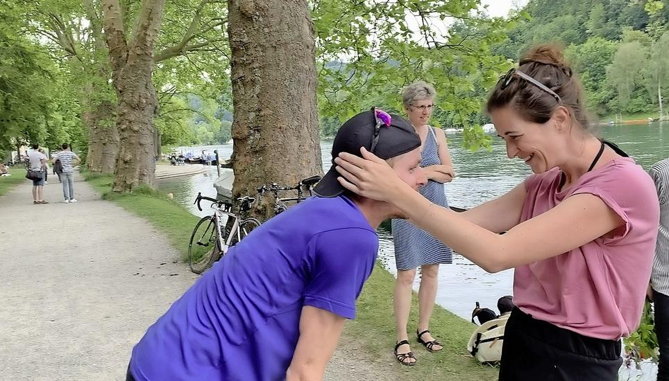 Überglücklich: Freundin Sarah Keller gratuliert dem erschöpften Marco Kern.