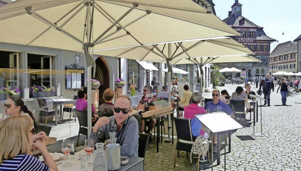 Der Stadtrat von Stein am Rhein erlässt den Boulevardwirtschaften während der Coronakrise die Gebühren, um diese finanziell zu unterstützen. Bild: Ursula Junker
