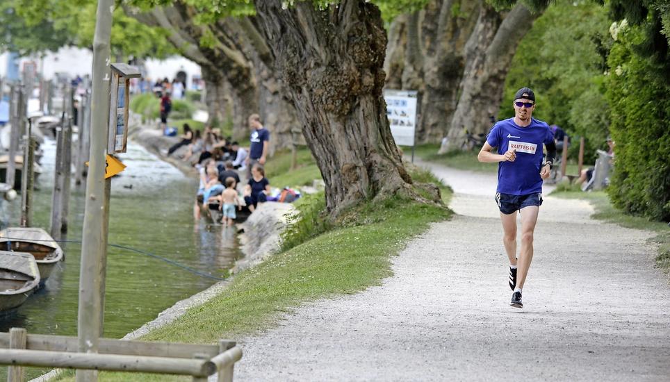 Kurz vor dem Zieleinlauf am Lindli: Marco Kern musste nach 72 Kilometern auf die Zähne beissen. Bilder: Dario Muffler
