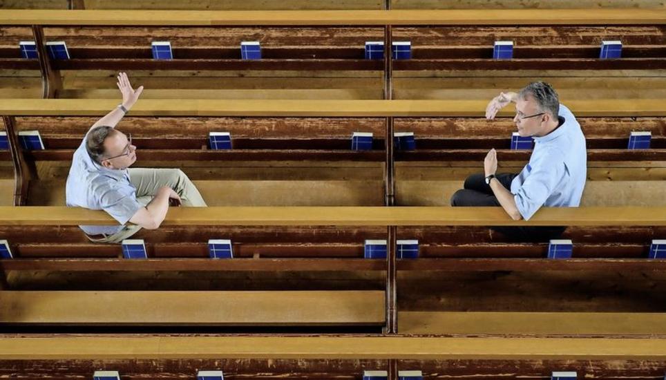 Der reformierte Pfarrer Andreas Heieck (links) und der katholische Pfarrer Urs Elsener diskutieren die Wiederaufnahme der Live-Gottesdienste an Pfingsten. Bild: Michael Kessler