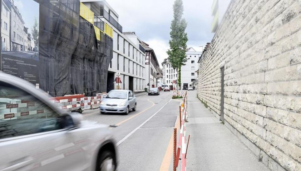 Laut wird es hier, wenn Fahrzeuglenker in der von Mauern umstellten Fischerhäuserstrasse beschleunigen. Bild: Melanie Duchene