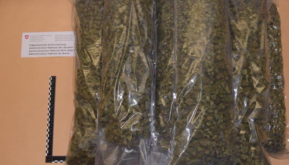 Das CBD-Marihuana war mit THC-Substanzen behandelt worden. Bild: SHPol