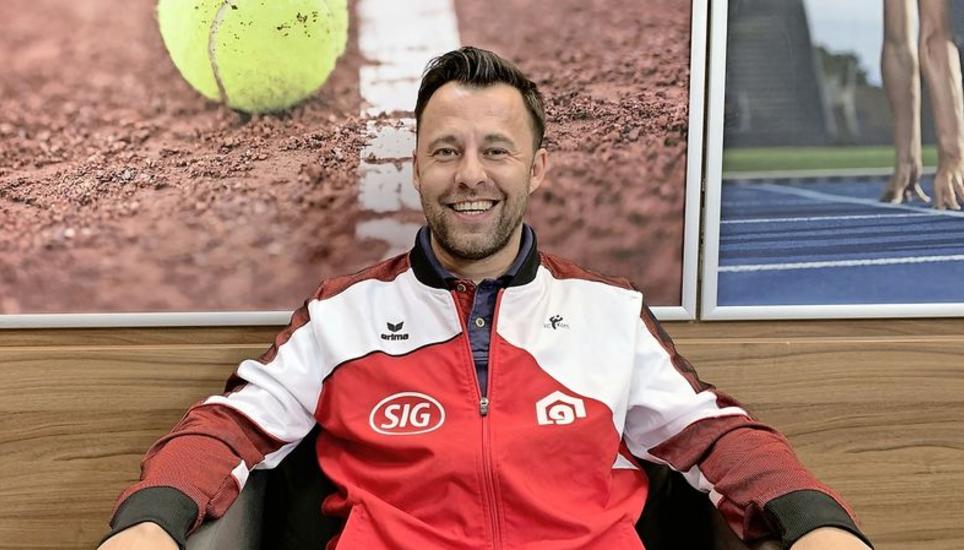 Entspannt nach der langen Spiel- und Trainingspause: VC-Kanti-Trainer Nicki Neubauer im TV-Interview beim Schaffhauser Fernsehen. Bild: hcs
