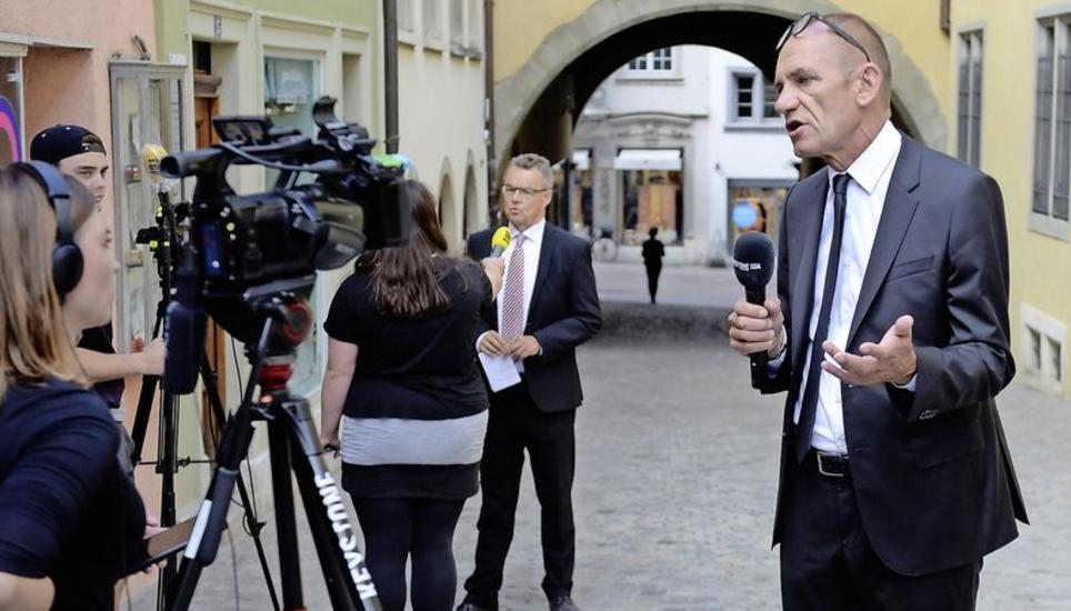 Verteidiger Thomas Fingerhuth (vorne) und der Erste Staatsanwalt Peter Sticher nach der Verhandlung. Bild: Selwyn Hoffmann