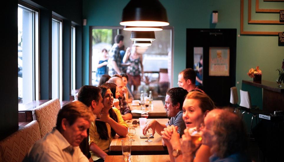 Der Bundesrat kippt ab Ende Mai die 5-Personen-Regel. Auch Restaurants dürfen ab dem 6. Juni wieder in grösseren Gruppen besucht werden. Symbolbild: Pixabay