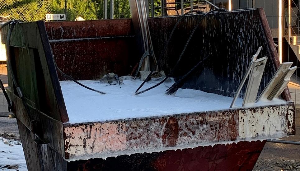 Das Feuer in der Mulde konnte von der Feuerwehr Neuhausen am Rheinfall rasch gelöscht werden. Bild: SHPol