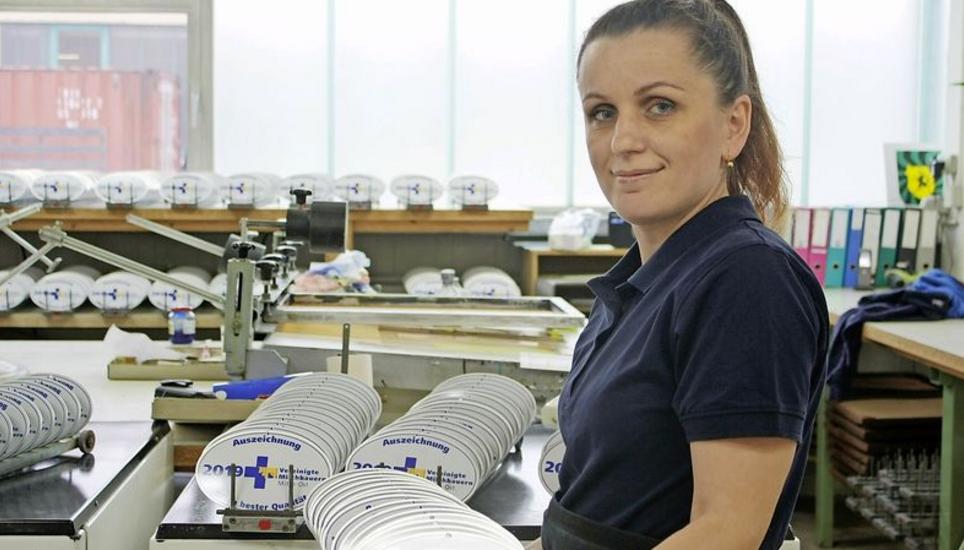 Druckerin Farije Baftijari stellt unter anderem Stallplaketten her. Bild: Dieter Ritter