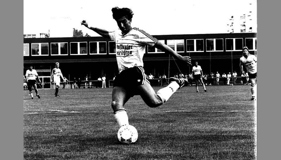 1989: Roberto Di Matteo im Trikot des FC Schaffhausen beim Spiel in Brüttisellen. Hier schiesst er aus vollem Lauf, trifft mit diesem Versuch aber nur den Pfosten. Bild: H. Keller