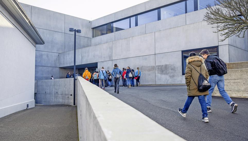 Am 8. Juni nehmen die Kantonsschule und andere Mittelschulen wieder den Präsenzunterricht auf. Bild: Melanie Duchene