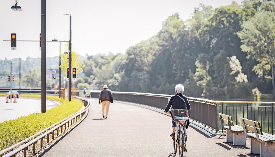 Die sanierte Rheinuferpromenade in Schaffhausen ist seit dem 20. Mai wieder vollständig begehbar. Nun ist sie breiter und bietet Neuerungen wie eine Sitzstange und mehr Grünbepflanzung. Bild: Melanie Duchene