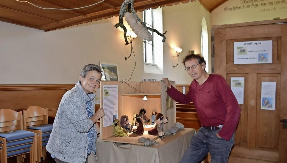 Irmgard Keltsch und Siegfried Arends vor einem Teil des neuen Pfingst-Stationenwegs. Bild: Thomas Güntert