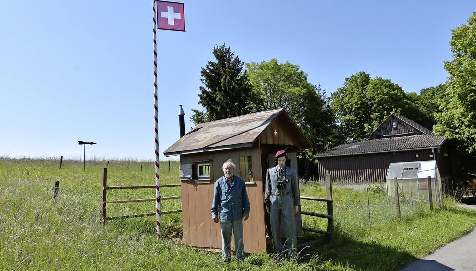 Eduard Waldvogel vor dem Grenzhäuschen aus dem Zweiten Weltkrieg, das er originalgetreu restauriert hat. Bild: Jurga Wüger