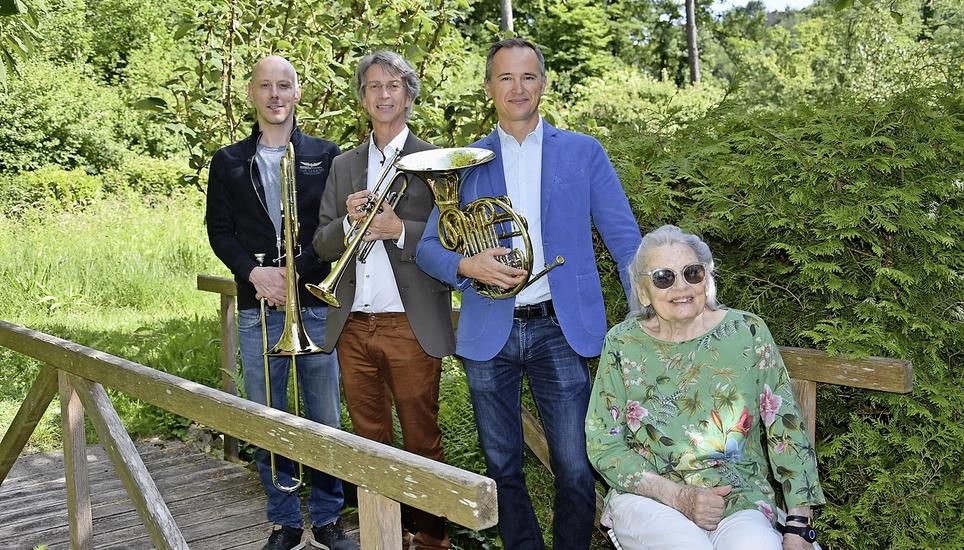 Amanda Rotter wurde zu ihrem 85. Geburtstag mit einem Konzert direkt vor ihrer Haustür in Beringen beschenkt. Bild: Jurga Wüger