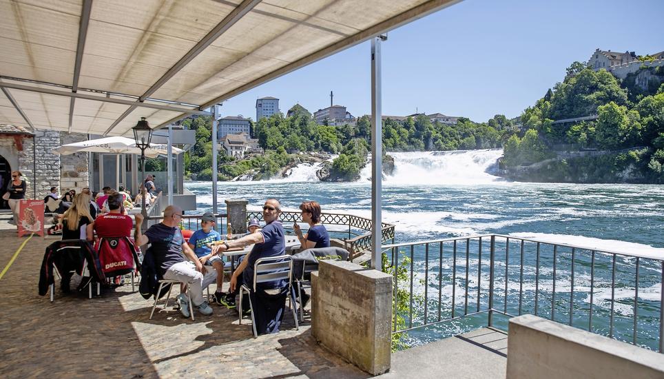Schon um halb zwölf ist jeder Tisch auf der Terrasse des Inseli-Bistro besetzt. Bilder: Roberta Fele