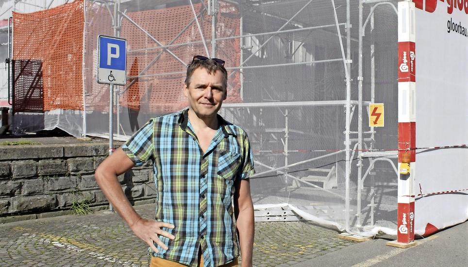 Leiter Stephan Mayenknecht vor dem Gebäude des Jugendtreffs, der nach einem Brand gerade saniert wird. Bild: Dieter Ritter