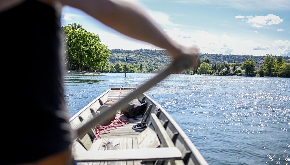Im tiefen Wasser wird der Weidling mit einem Stehruder bewegt, im flachen Uferbereich mit einem Stachel flussaufwärts geschoben. Bild: Melanie Duchene