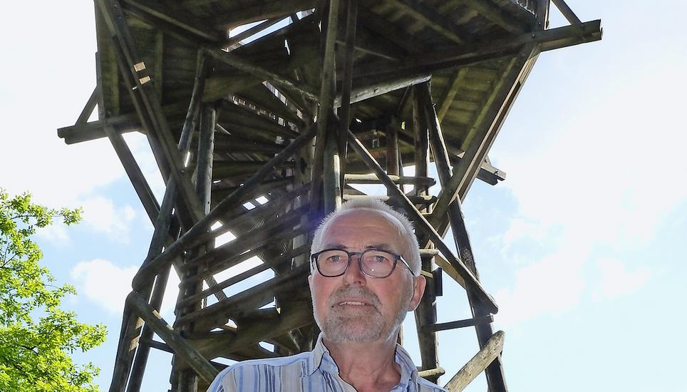 Vor 24 Jahren die Fundamente gelegt: Der Uhwieser alt Gemeindepräsident Ruedi Karrer vor dem Hörnliturm. Bild: Alexander Joho