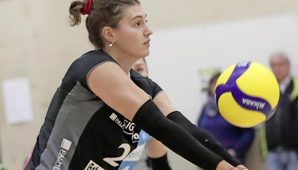 Konzentriert am Werk: Korina Perkovac gehört beim VC Kanti zu den Leistungsträgerinnen. Bild: W. Schläpfer