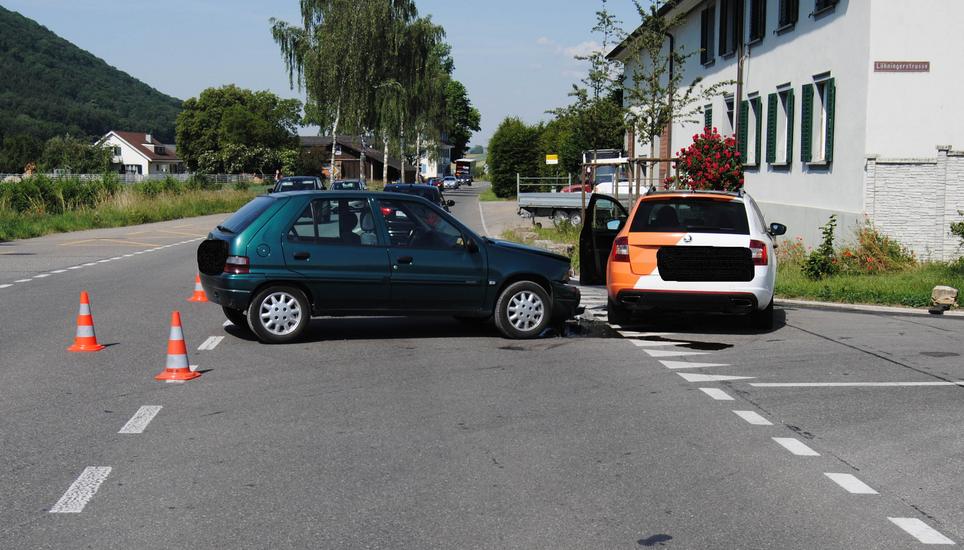 Bei dieser Frontalkollision wurde niemand verletzt. An den beiden Unfallautos entstand jedoch Totalschaden. Bild: SHPol
