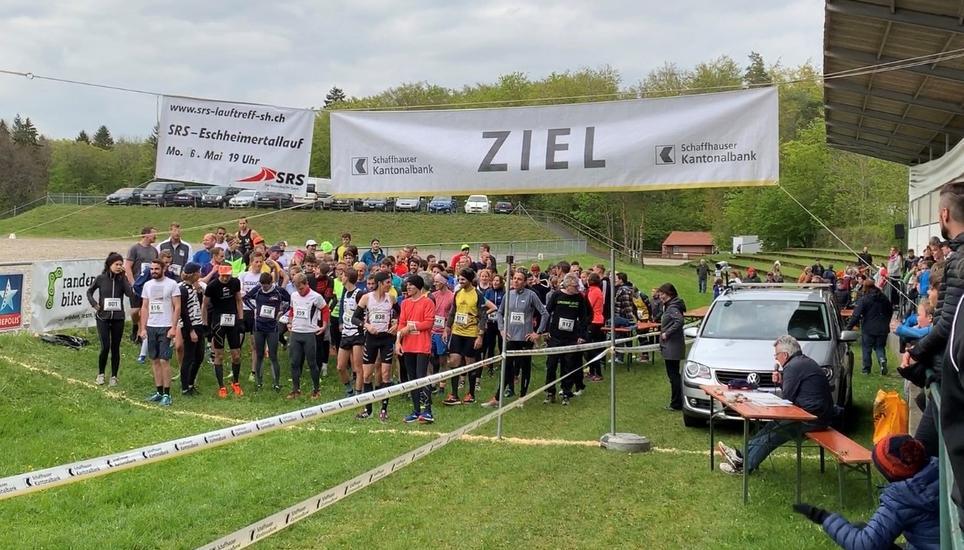 Ein Bild aus dem letzten Jahr: Der Start zum 17. SRS-Waldlauf auf dem Griessbach. Dieses Jahr musste jeder Läufer alleine starten. Bild: Radio Munot