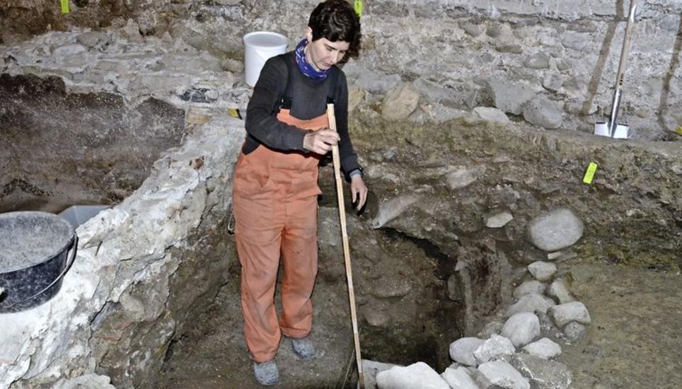 Archäologin Miriam Bärtschi vermisst eine Grube, die im Hinterhaus der Oberen Stube ausgegraben wurde. Links die Jauchegrube aus neuerer Zeit. BILDER THOMAS MARTENS