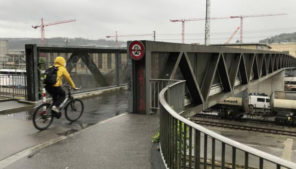 Die Wylandbrücke in Winterthur führt über die Gleise beim Bahnhof Winterthur. Sie steht nur Fussgängern und Velofahrern offen. Bild: Daniel Jung